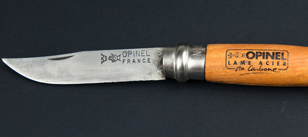 lame di acciaio al carbonio esempio con coltello opinel