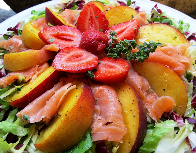 insalata light di pesca fragole e salmone affumicato